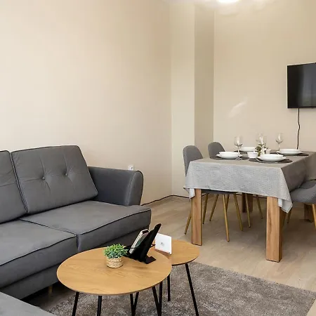 Bright One-bedroom Flat With Balcony I Quiet Area By Flat Mаnаger דירה וארנה